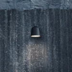 Convex vägglampa ute