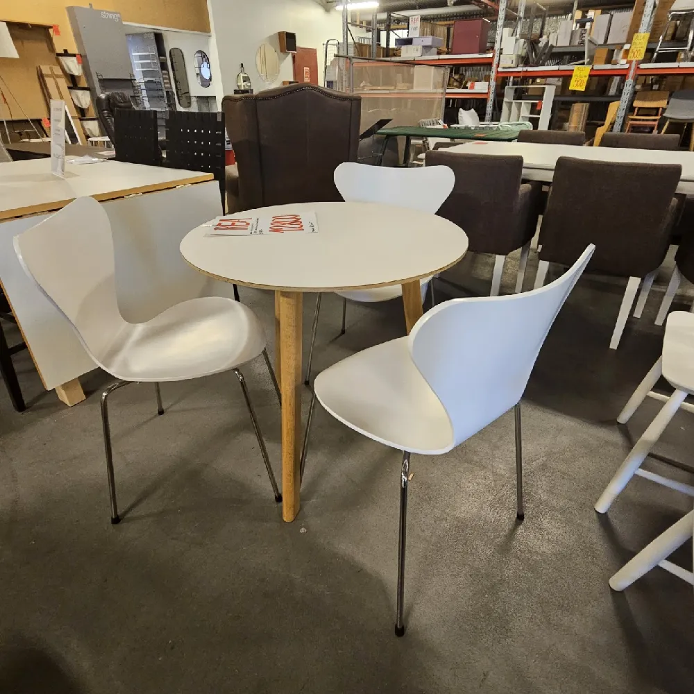 Relaterad produkt: Matgrupp CPH20 + tre sjuanstolar/Reapris: 12800:-