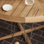 E008 Embrace matbord Ø80 cm