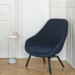 About a Lounge AAL93 fåtölj med hög rygg & träunderrede