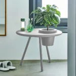 Bakkes sidobord med blomkruka