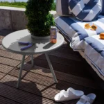 Bakkes sidobord med blomkruka