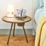Bakkes sidobord med blomkruka