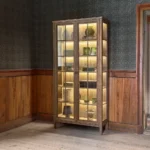 Stockholm 2.0 Vitrinskåp med Belysning Burned Walnut