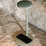 Oblique Qi bordslampa med trådlös mobilladdare